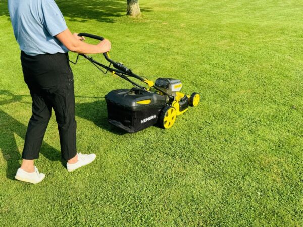 Tondeuse A Batterie 80V (2x40V) - Coupe 46cm - Autotractée + 2 Batteries 4Ah + Double Chargeur - Autonomie 500m2