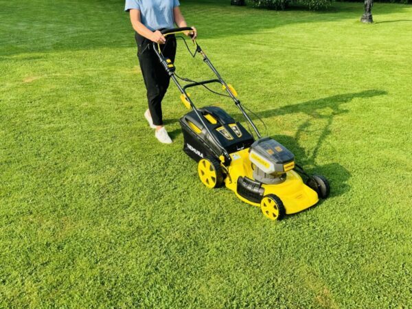 Tondeuse A Batterie 80V (2x40V) - Coupe 46cm - Autotractée + 2 Batteries 4Ah + Double Chargeur - Autonomie 500m2
