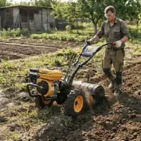MT_amb Image de mise en situation dans un jardin du produit : Motoculteur Fraise Arrière 4T - 212cm3 - Largeur de travail 510mm - Marche Avant et Arrière