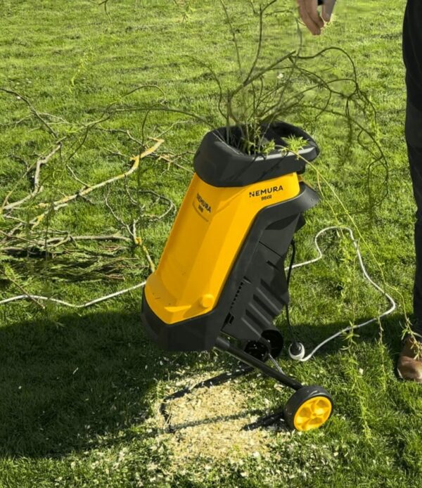Broyeur de Végétaux et de Branches Electrique 2400W - Diamètre max 45mm - Fourni avec un sac de 40L