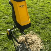 Broyeur de Végétaux et de Branches Electrique 2400W - Diamètre max 45mm - Fourni avec un sac de 40L