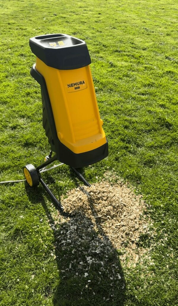 Broyeur de Végétaux et de Branches Electrique 2400W - Diamètre max 45mm - Fourni avec un sac de 40L