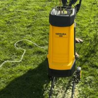 Broyeur de Végétaux et de Branches Electrique 2400W - Diamètre max 45mm - Fourni avec un sac de 40L