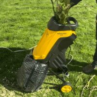 Broyeur de Végétaux et de Branches Electrique 2400W - Diamètre max 45mm - Fourni avec un sac de 40L