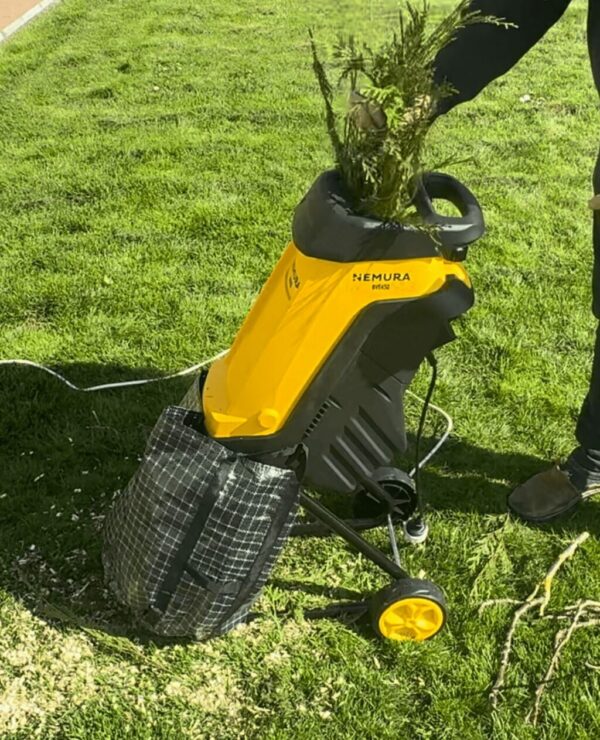 Broyeur de Végétaux et de Branches Electrique 2400W - Diamètre max 45mm - Fourni avec un sac de 40L