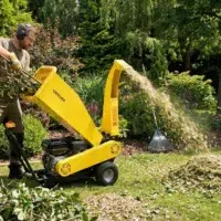 BV250_amb Image de mise en situation broyeur de Végétaux et de Branches thermique 212cc - Diamètre max 50mm