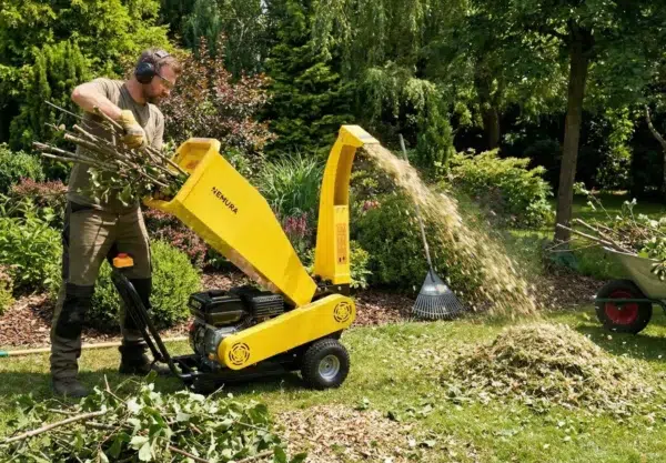 BV250_amb Image de mise en situation broyeur de Végétaux et de Branches thermique 212cc - Diamètre max 50mm