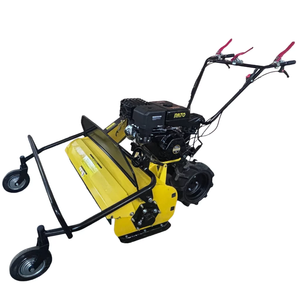 : Tondeuse Débroussailleuse thermique à fléaux (couteaux) - Coupe de 90cm - Moteur 420cc - Némura vu de trois quarts sur fond blanc